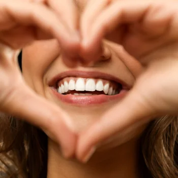 Sorriso espontâneo com gesto de coração